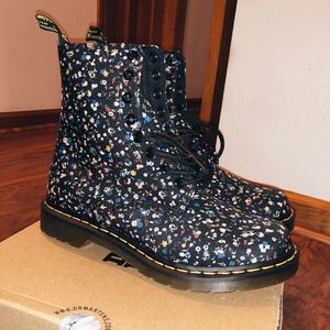 BRAND NEW Dr. Martens - Size 9